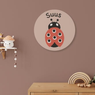 muurcirkel lieveheersbeetje lichtroze met naam kinderkamer hiphuisje