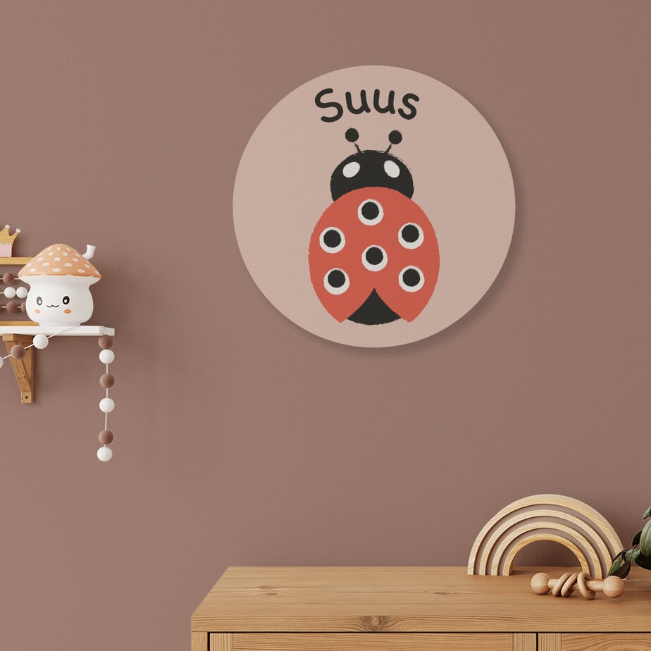 Muurcirkel met lieveheerstbeestje en naam | diverse kleuren 2 muurcirkel lieveheersbeetje lichtroze met naam kinderkamer hiphuisje
