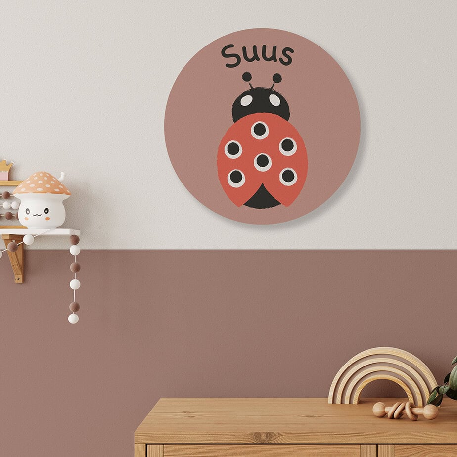 Muurcirkel met lieveheerstbeestje en naam | diverse kleuren 1 muurcirkel met lieveheersbeestje in oudroze met naam hiphuisje