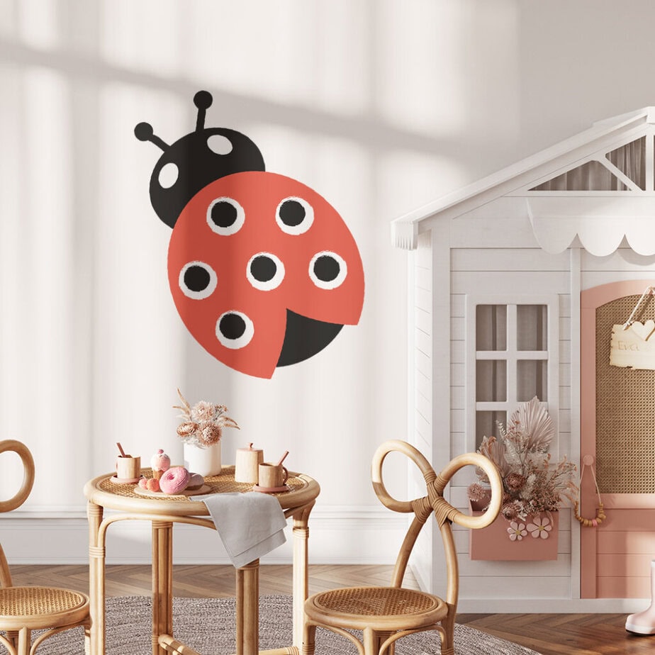 Speels en praktisch inrichten voor kinderen 1 muursticker lieveheersbeestje rood hiphuisje