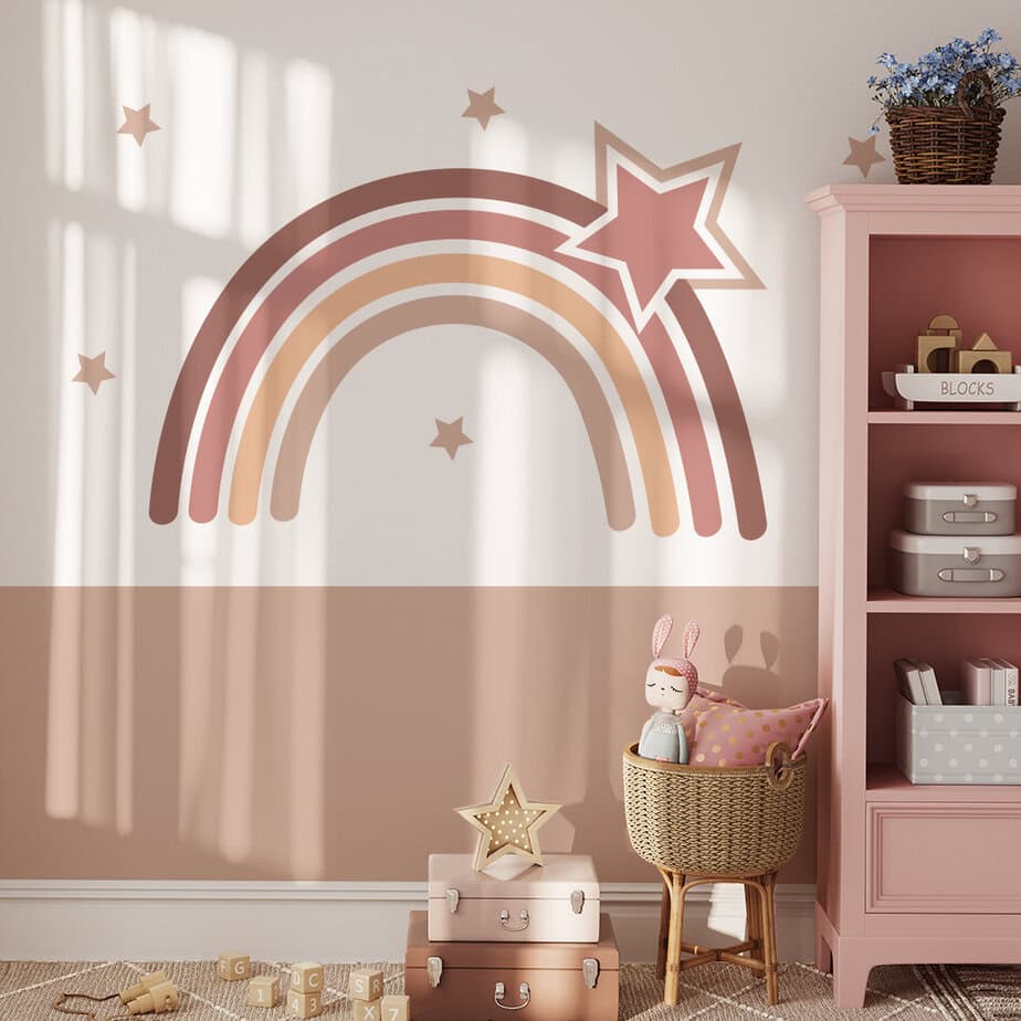 behang regenboog in naturel kleuren met lambrisering beige kinderkamer