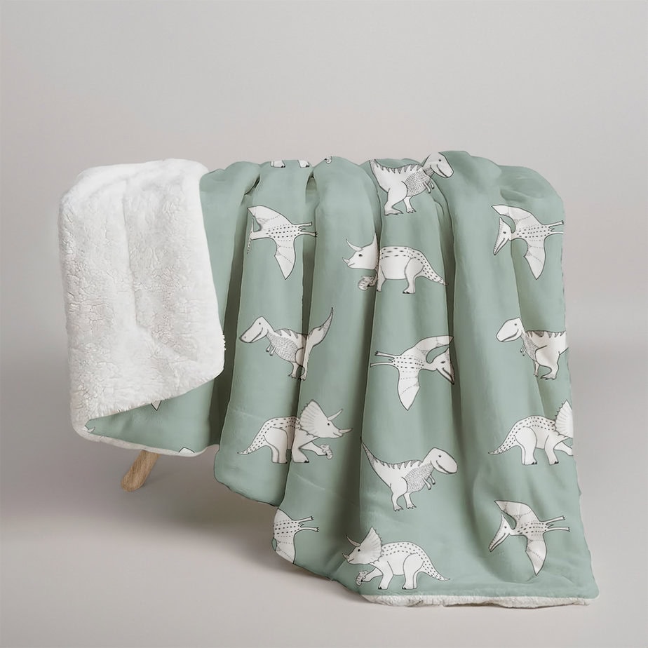 Fleece deken dino groen met teddy onderzijde 1 fleece deken dino groen voor de kinderkamer - hiphuisje
