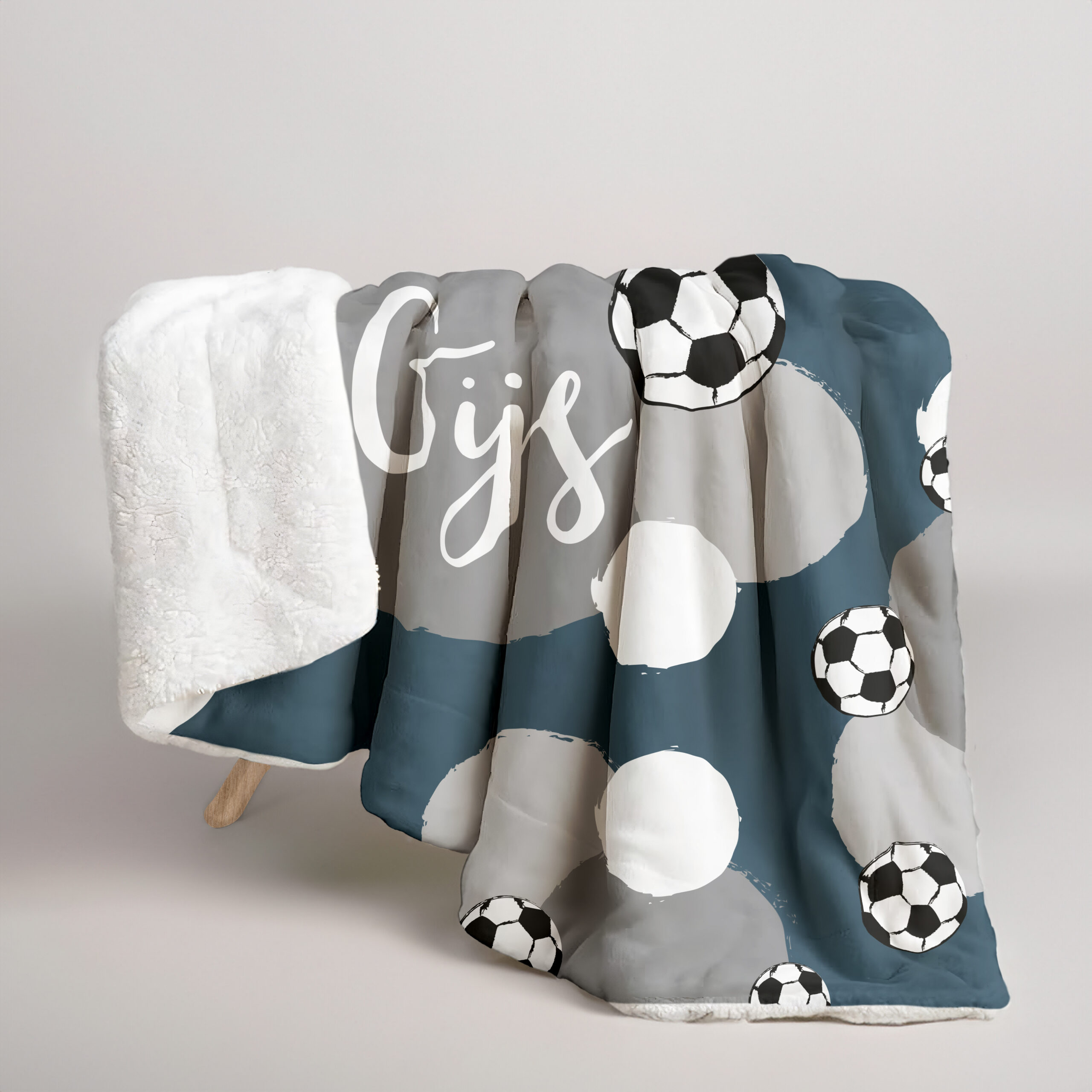 Inspiratie voor een kinderkamer met voetbal thema 5 fleece deken voetbal blauw met naam hiphuisje