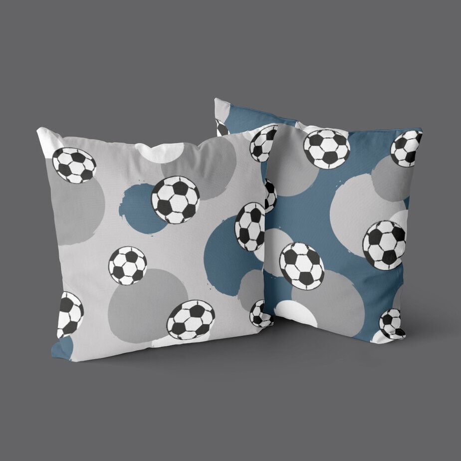 Stoer kussen met voetbal print in blauw grijs 1 kussen voetbal blauw grijs beide zijden hiphuisje
