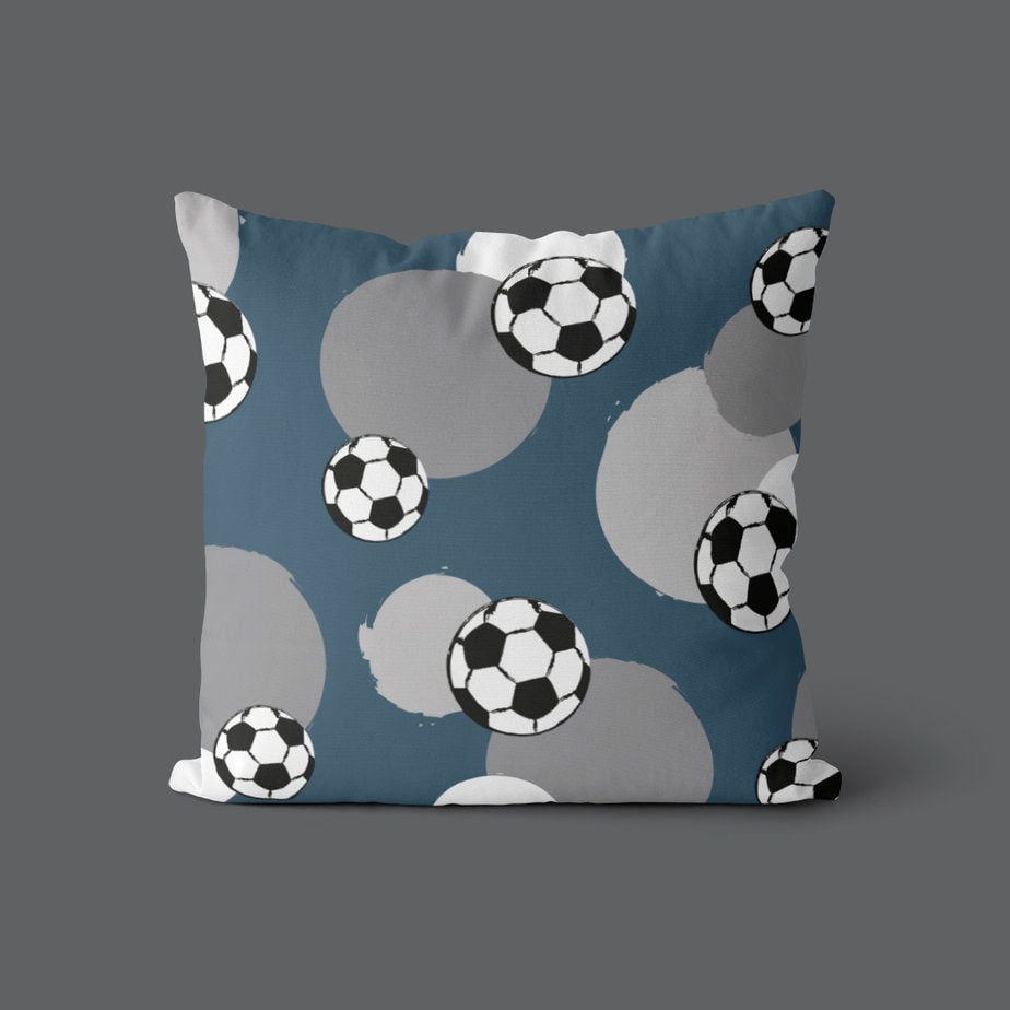 Stoer kussen met voetbal print in blauw grijs 2 kussen voetbal blauw grijs hiphuisje