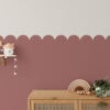 behang met een lambrisering met golfjes in de kleur berry kinderkamer