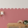 lambrisering behang met golfjes felroze meisjeskamer