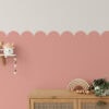 lambrisering behang met golfjes roze meisjeskamer
