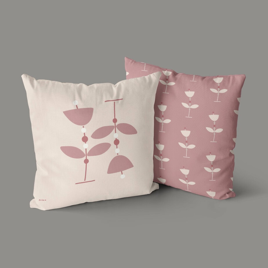 Roze bloemetjes kussen voor de meisjeskamer 1 kussen bloemetjes print roze voor de kinderkamer