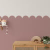 Donkerroze behang golfjes lambrisering kinderkamer