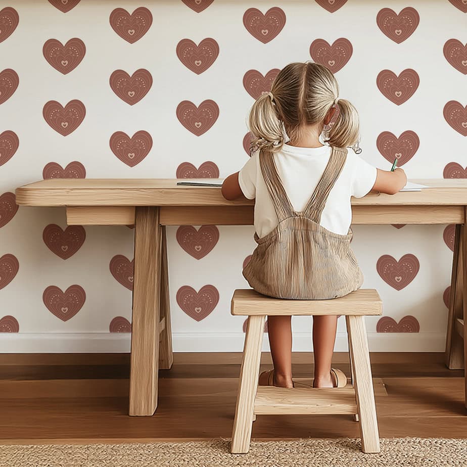 meisjeskamer met bruin hartjes behang op de muur
