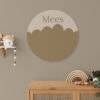 muurcirkel met naam en boogjes in bruin kinderkamer