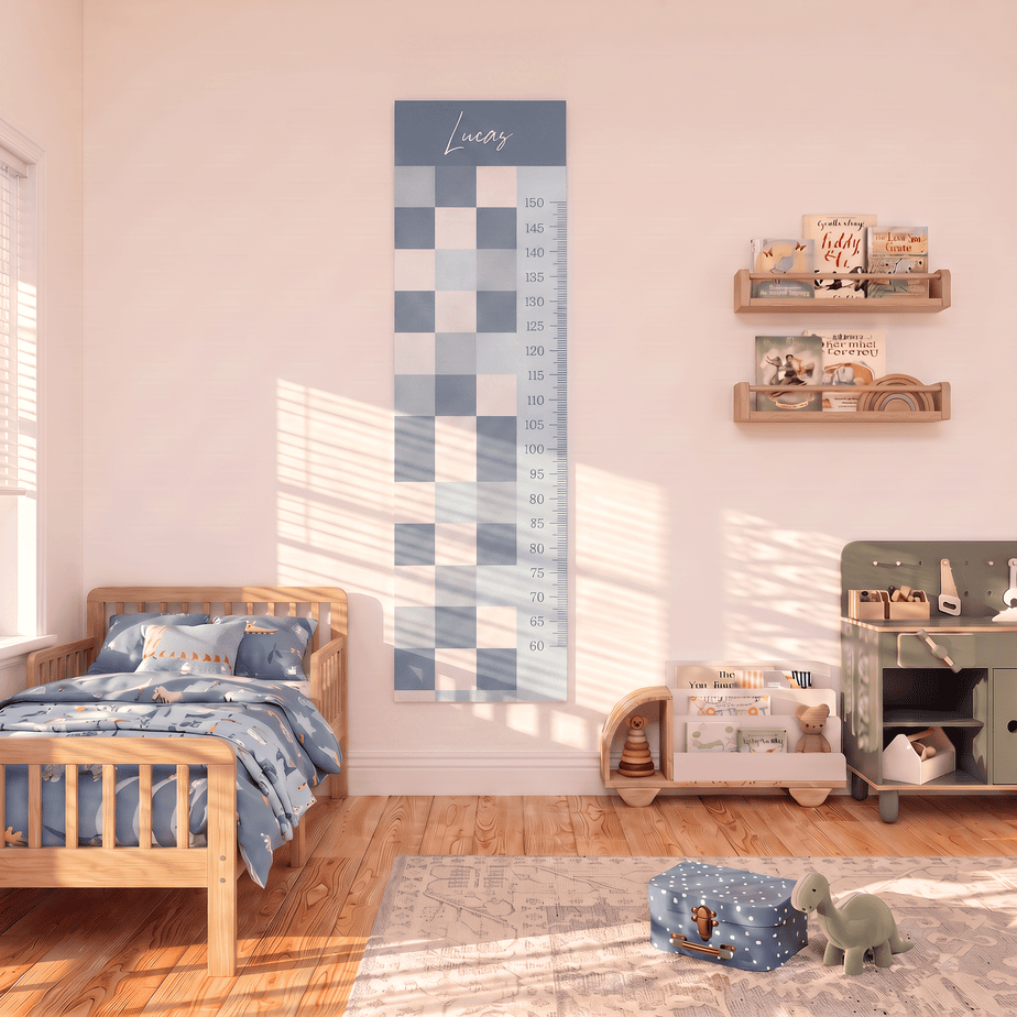 Groeimeter jongenskamer blauwe ruitjes 1 Groeimeter jongenskamer met blauw ruitjespatroon aan de muur in een sfeervolle kinderkamer