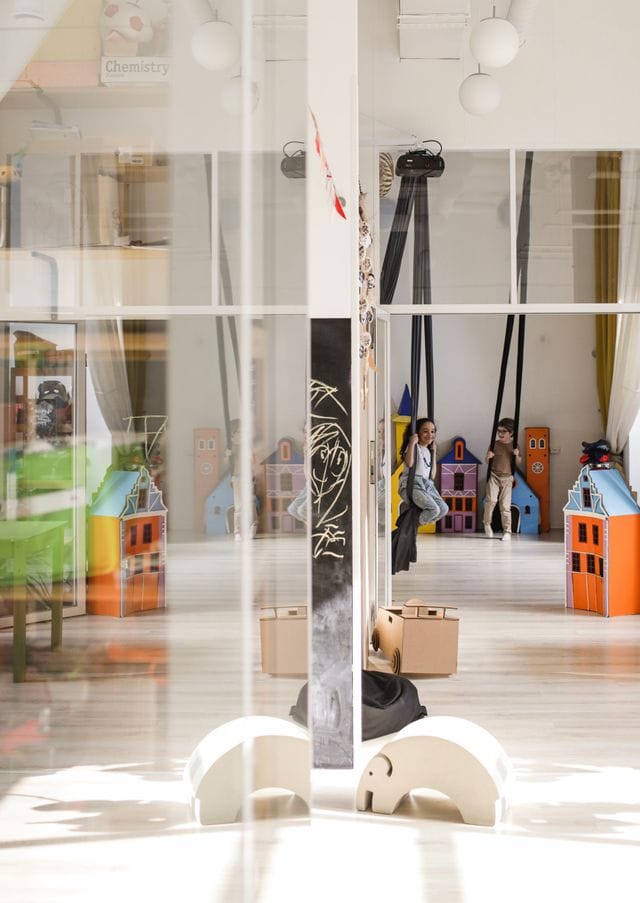 Een staallook binnendeur in de kinderkamer of speelhoek 1 speelhoek met staallook deuren