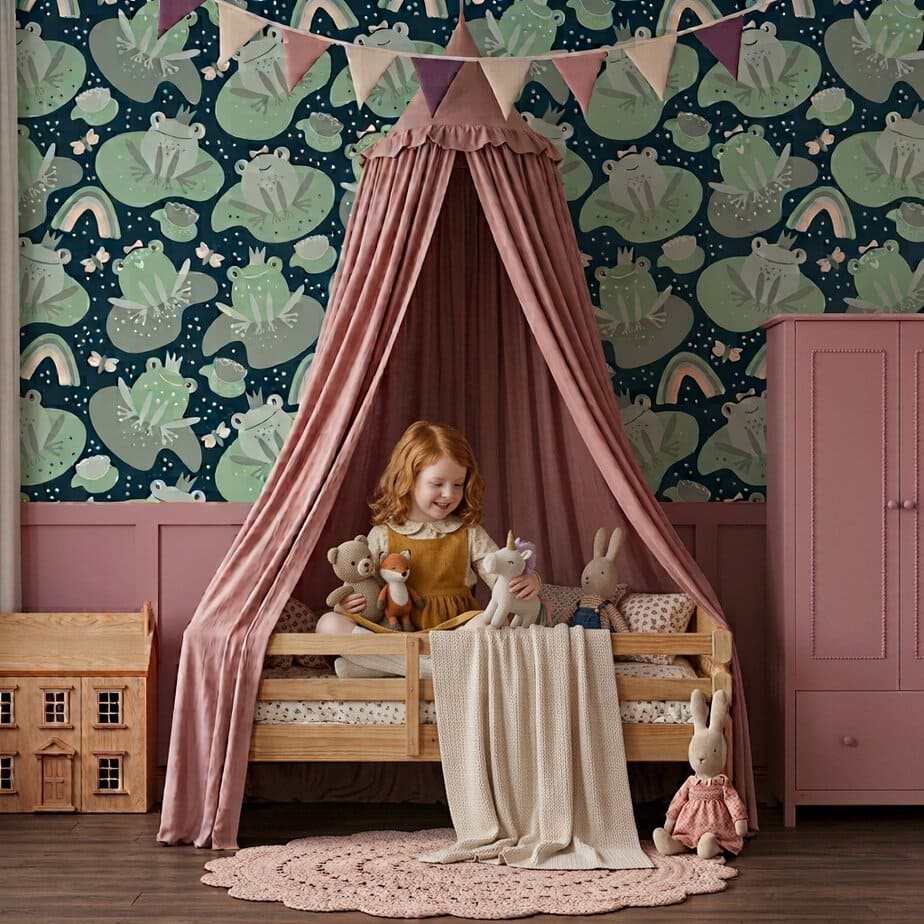 Behang vijver vol kikkers in donkerblauw: stijlvol en vrolijk! 1 behang met kikkers voor de kinderkamer op maat gemaakt