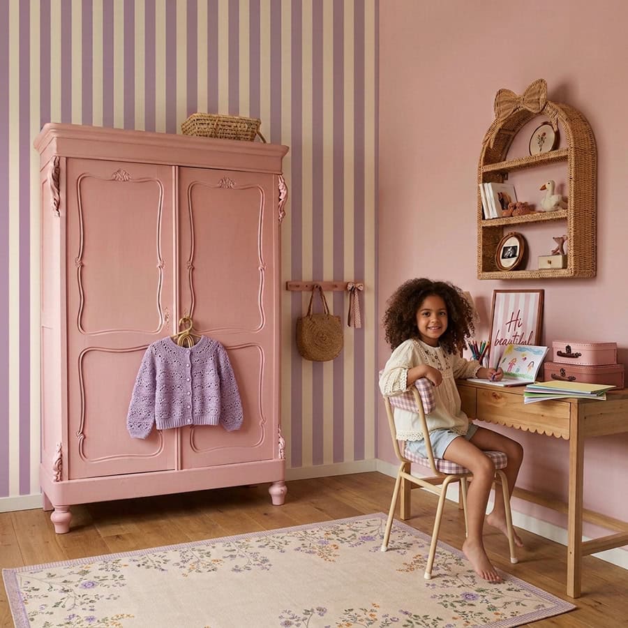 behang met lila en creme strepen meisjeskamer