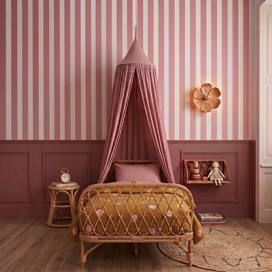strepen behang kinderkamer oudroze met witte strepen