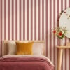 detail Behang met strepen in de kleur berry op maat gemaakt