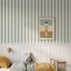 detail behang met strepen in grijs groen voor de kinderkamer