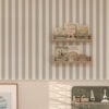 detail behang met strepen in lichtblauw wit kinderkamer kopiëren