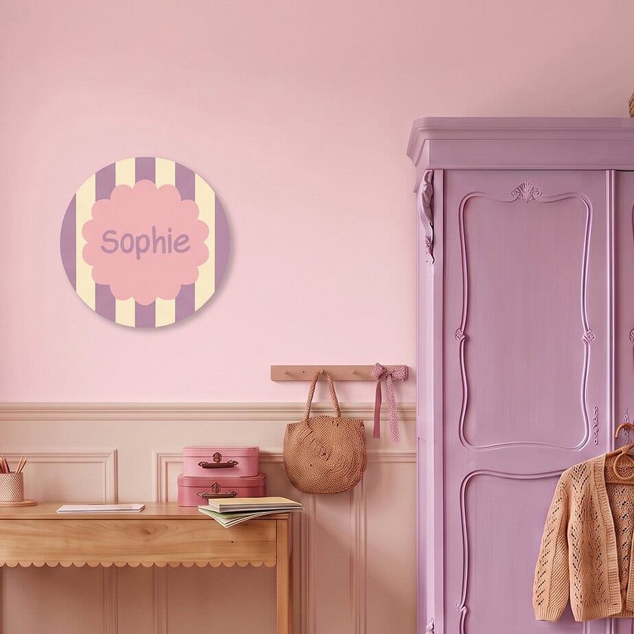 Muurcirkel streepjes kinderkamer, personaliseer met naam 11 detail meisjeskamer lila met muurcirkel strepen