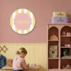 Muurcirkel streepjes kinderkamer, personaliseer met naam 20 detail sfeerfoto muurcirkel met lichtgele streepjes en roze