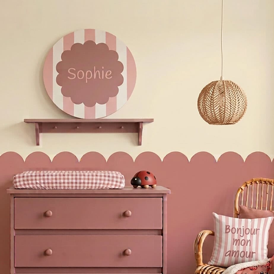 Muurcirkel streepjes kinderkamer, personaliseer met naam 9 muurcirkel met roze strepen voor de meisjeskamer