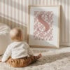 Naamposter roze ruitjes met grote letter voornaam 3 naamposter ruitjes roze voor de meisjeskamer