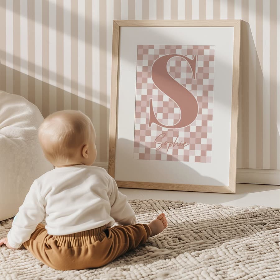 Naamposter roze ruitjes met grote letter voornaam 2 naamposter ruitjes roze voor de meisjeskamer
