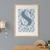 poster met naam en ruitjes in blauw voor de kinderkamer