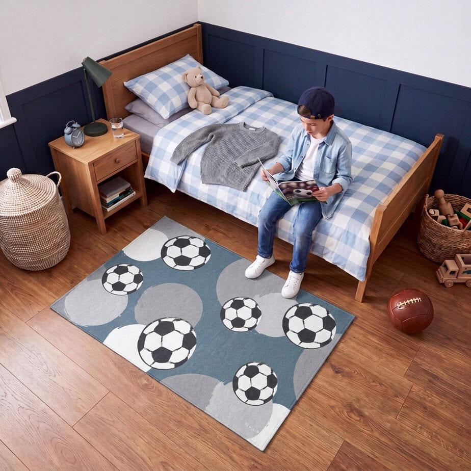 Vloerkleed voetbal kinderkamer blauw met grijs 1 vloerkleed voetbal blauw kinderkamer