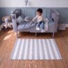 vloerkleedje lichtblauwe strepen kinderkamer decoratie