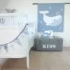 kinderkamer styling ideeen wandkleed walvis blauw en vlaggenlijn