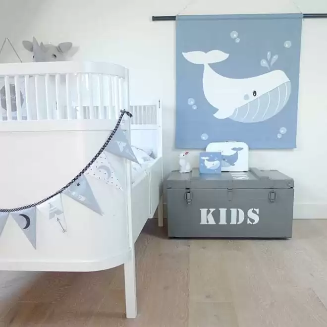 kinderkamer styling ideeen wandkleed walvis blauw en vlaggenlijn