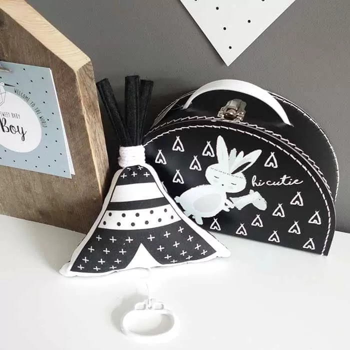 koffertje kraamcadeau muziekdoosje zwartwit konijntje kraamkado babykamerinspiratie kinderkamerstylist kinderkamerstyling hiphuisje