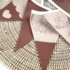 detail vlaggenlijn hartje pauw bruin hiphuisje