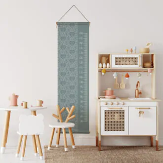 groeimeter met leeuwenprint in fris groen voor de babykamer of kinderkamer van hip huisje