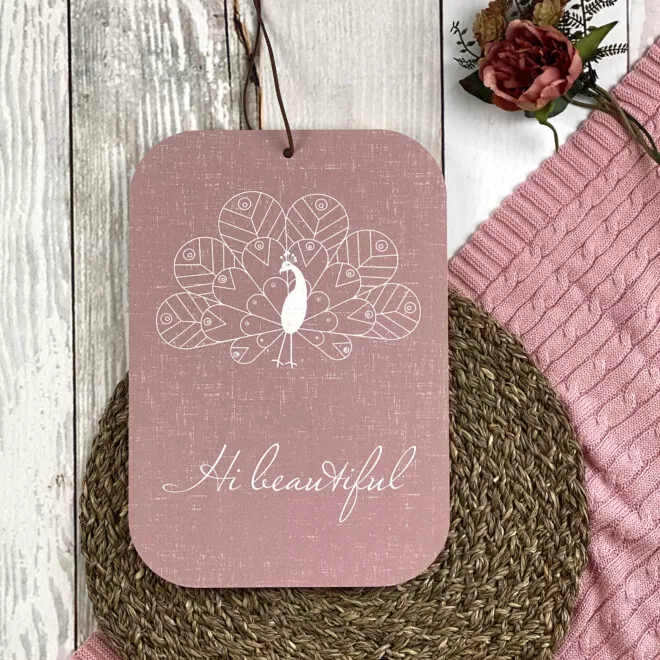 houten geboortebord oudroze pauw decoratie meisjeskamer baby hiphuisje