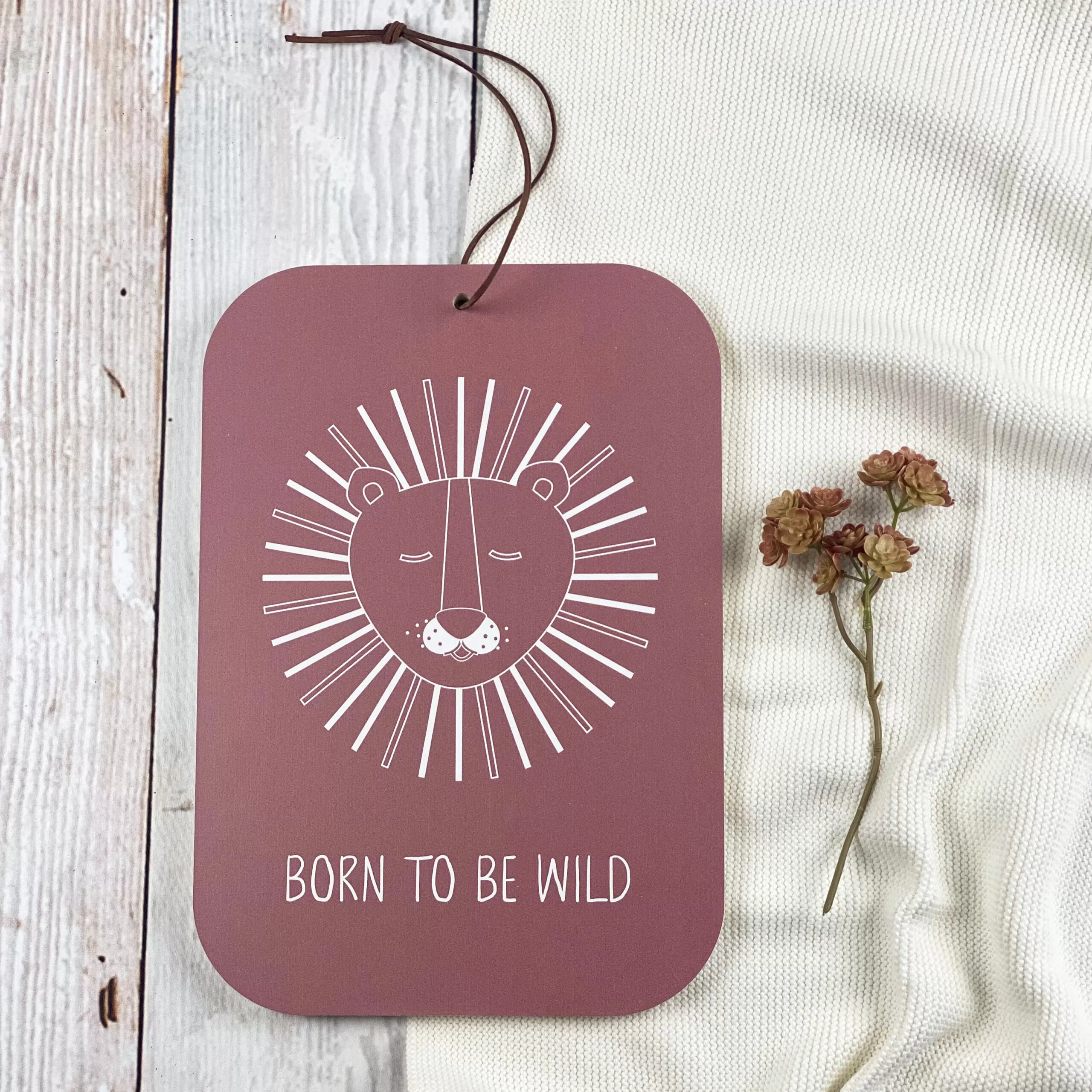 houten geboortebord met leeuw in bruin kinderkamer hiphuisje