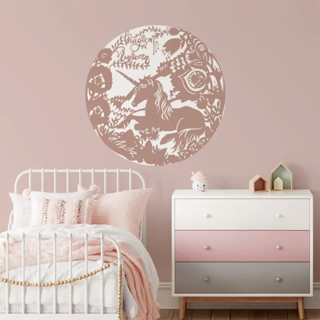 muursticker met eenhoorn in oudroze met wit voor de styling van de meisjeskamer - Hip huisje