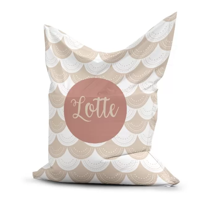 Zitzak in lichtroze golfjes print met naam en golfjes print voor een hippe kinderkamer
