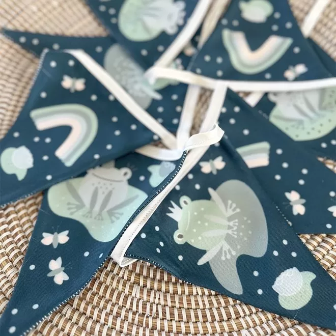 detail van vlaggenlijn decoratie voor jongens en meisjes met kikkertjes hiphuisje