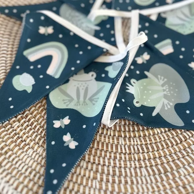 detail vlaggetjes voor de kinderkamer met kikkertjes van hip huisje