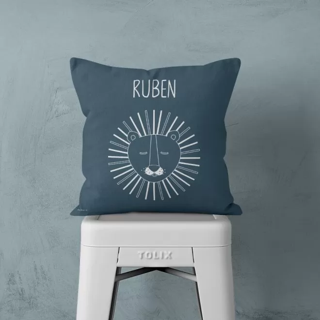 kussen met naam en leeuwen print in blauw voor de kinderkamer of als kraamcadeau - hiphuisje