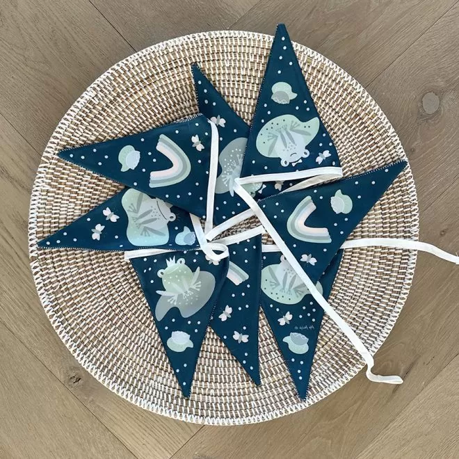 vlaggenlijn in donkerblauw met kikkertjes voor de kinderkamer -hiphuisje
