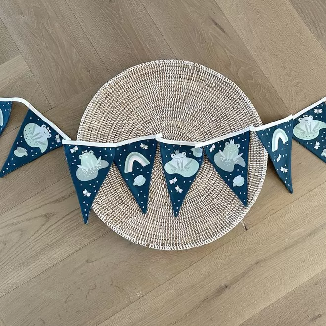 vlaggenlijn met kikkertjes decoratie voor de kinderkamer hiphuisje